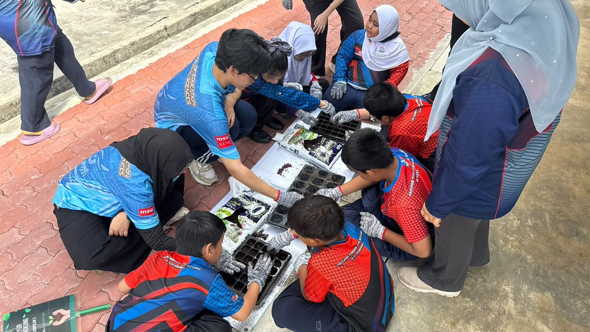 MsumalaysiaS's tweet photo. Growing greener futures together! The Program Sinergi Taman Bumi Hijau brought #MSU and school students together at SK Kota Kemuning for hands-on learning, teamwork, inclusion and environmental awareness. Small steps, greener tomorrows!
#GreenFuture #SESS #SDG15, #SDG11, #SDG13 https://t.co/cs4ogq0OTg