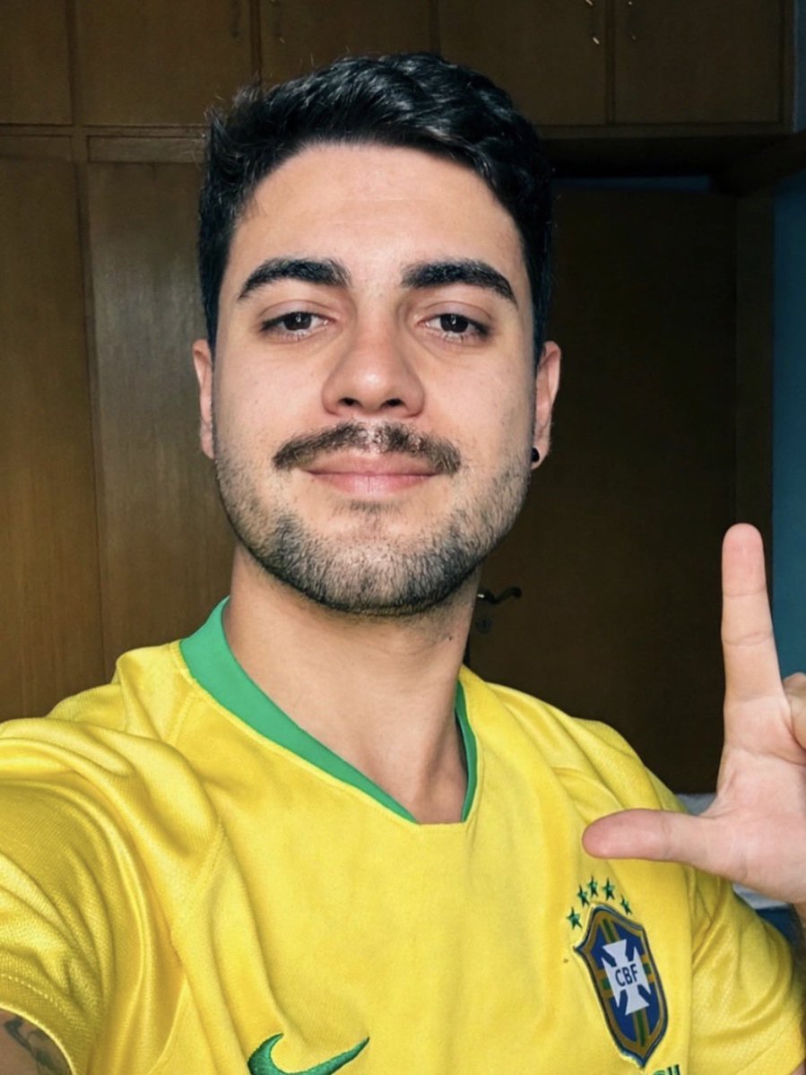 chappellzinho's tweet photo. MARCELO FOI MORTO COVARDEMENTE POR BOLSONARISTAS APÓS SE AFASTAR DOS AMIGOS PARA IR AO BANHEIRO, AINDA NÃO ESTAMOS SEGUROS!!!! OS ASSASSINOS AINDA NÃO FORAM ENCONTRADOS. ESPALHEM. 

JUSTIÇA POR MARCELO
FLÁVIO BOLSONARO FUGIU https://t.co/o9WhMLlnwz