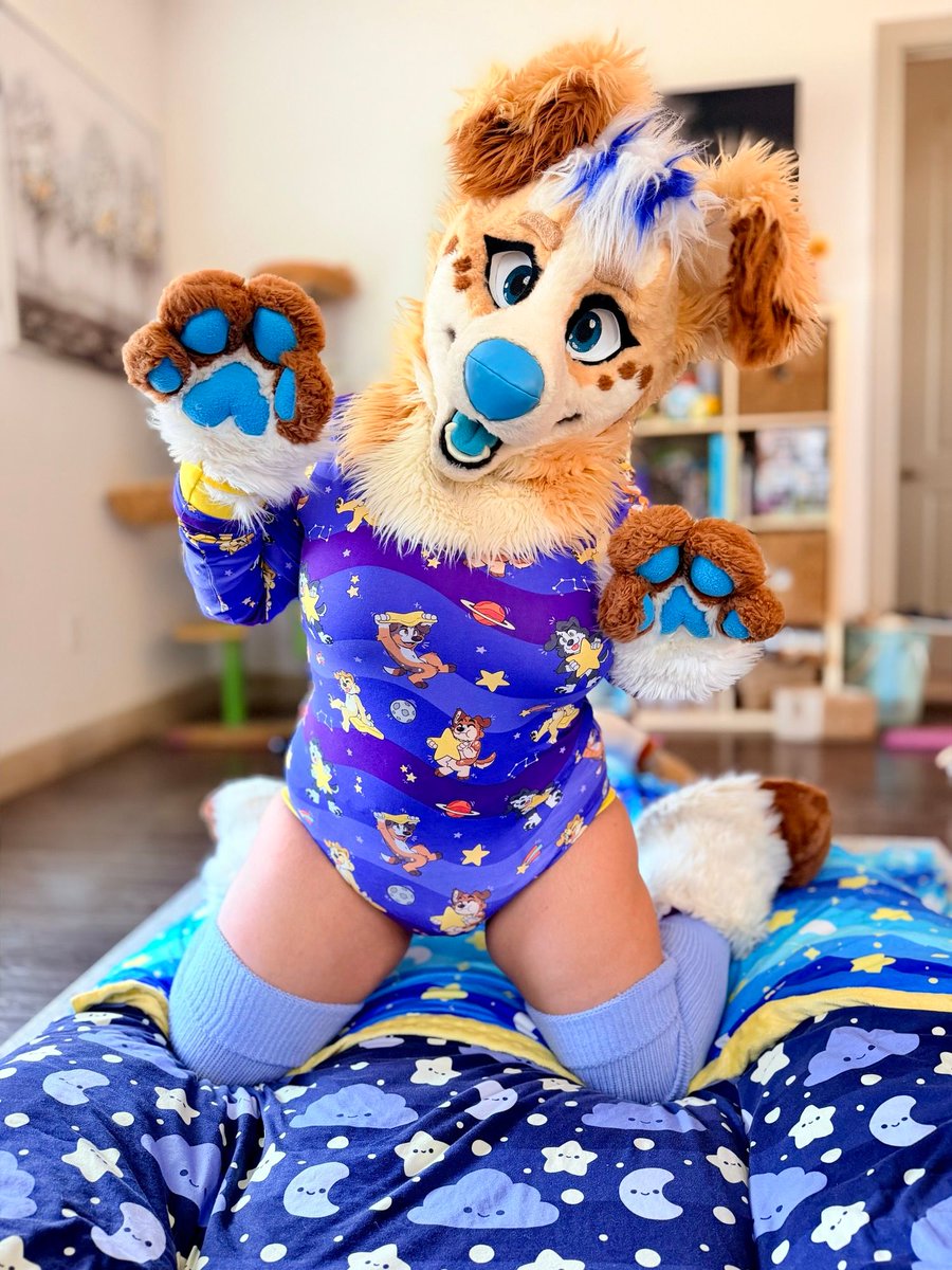 OnesieDownunder's tweet photo. Paws among the stars and dreams beyond the moon 🐾🌙

The Star Pups Onesie (designed by @AkkoDoggo) launches October 27th at 7PM EDT 🐶🌟

Blast off at https://t.co/atWWZtU3Ny 🚀

📸: @dinocorgnuggets

#onesiesdownunder https://t.co/NDL126v2u6
