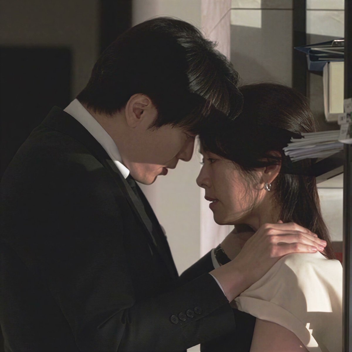 late_everafter's tweet photo. [Ep.09] 숨 고르면서도 불타고 있는 은호씨의 눈빛이 또렷합니다.🫣 키스장면 너무 우려먹어서 은호지윤한테 미안할 지경

이거 원본영상 고화질 돌려놓긴 했는데 너무 선명하니까 오히려 무드가 업서...시무룩... #나의완벽한비서 https://t.co/reEsMRqXyt