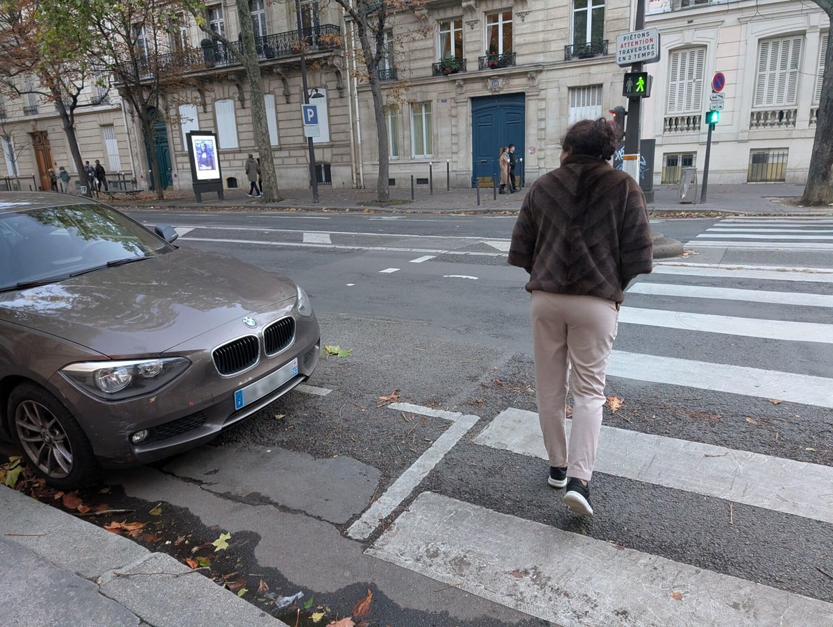 le_Parisien's tweet photo. 🔵EXCLUSIF | Un passage piéton sur cinq toujours hors des clous à Paris

Un collectif lancé au printemps a passé au crible les 22 000 passages piétons de la capitale grâce à l’Open Data 

Près de 20 % ne respectent toujours pas la réglementation qui impose de dégager la visibilité sur cinq mètres en amont

➡️ https://t.co/VqNETqsuDG