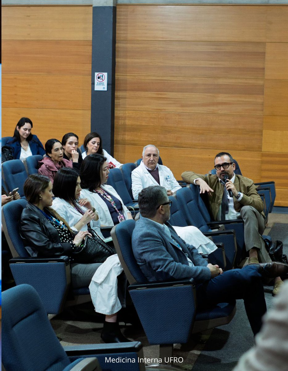 medintufro's tweet photo. Hoy en la reunión administrativa tuvimos el traspaso de mando al Dr. Fernando Vega y presentación del Plan 2027-2031 por el Dr. Rolando Sepúlveda. https://t.co/3Y8lTctL7x