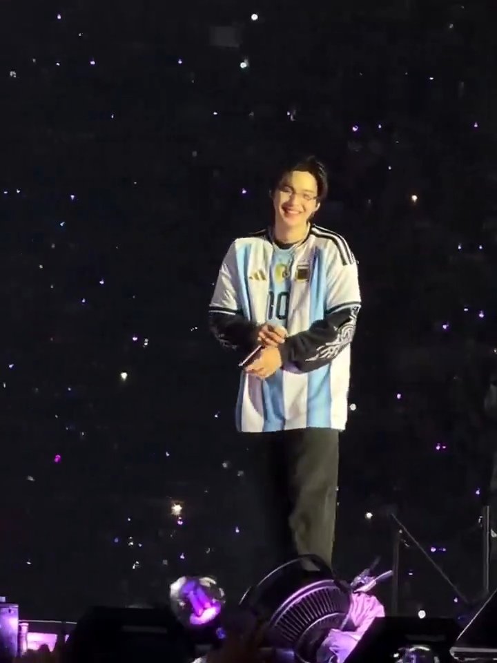 minyoongiarg93's tweet photo. @ggiuliec holiis esa foto nomas en lo q yo creo se uso la IA para que la foto tenga mejor calidad, para q no haya malentendidos te muestro el video del momento donde se saco la foto y una captura q saque yo 💜 https://t.co/V2MrqlmIMQ