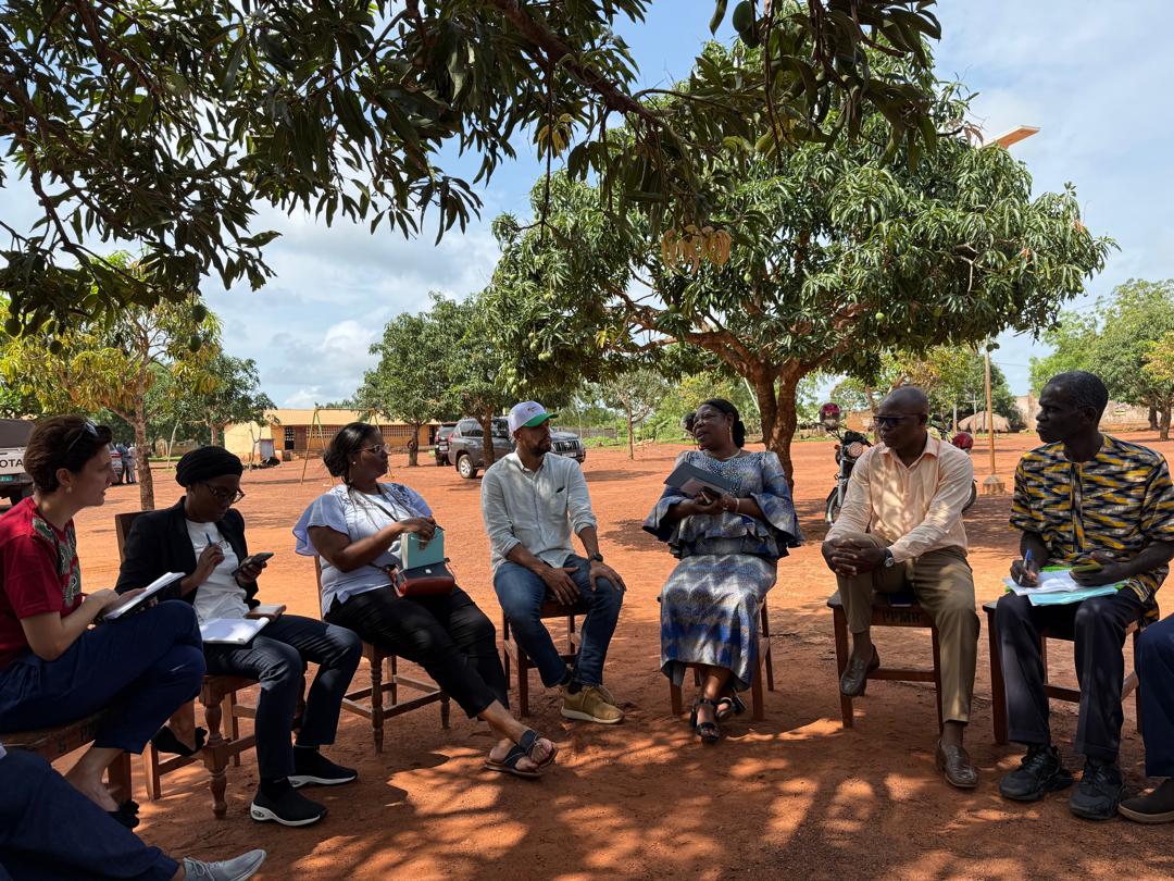 BM_Afrique's tweet photo. #Togo | À Dzolo, 58 km de Lomé, le bureau du Groupe de la Banque mondiale a rencontré les acteurs du système éducatif afin de faire le point sur la seconde campagne de distribution des kits scolaires aux filles dans le cadre du projet #SWEDD+. https://t.co/MhhNJmNp1n