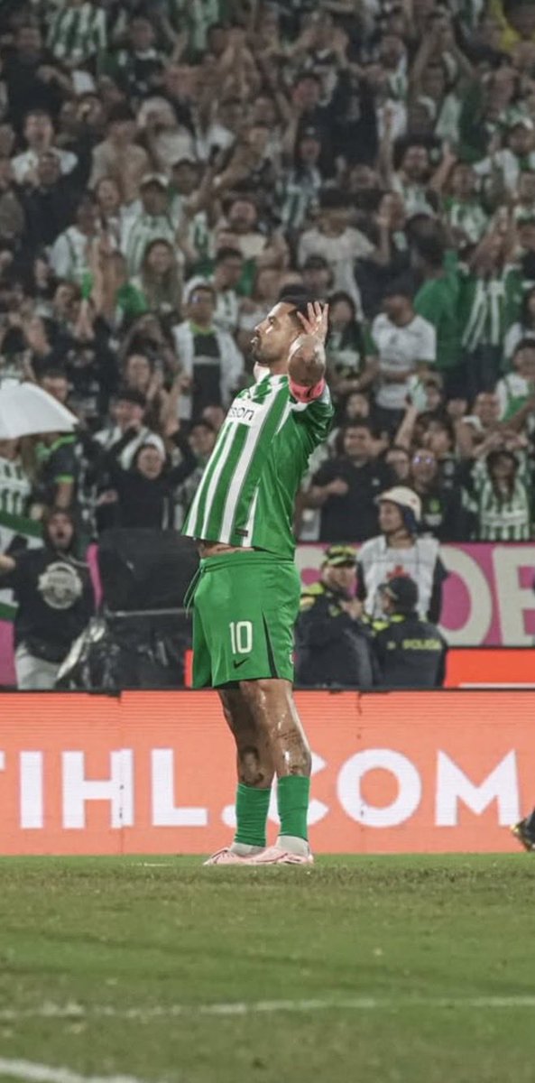 Dim_Nicaragua's tweet photo. Jajaja no podes ser tan gordo, malparida butifarra.

Y malparidos jugadores que dejan que un puto gordo perezoso nos clave y fuera de eso le celebre a la hinchada. 

Pero a quien pedimos dolientes si ni siquiera nuestro dueño es doliente del club. https://t.co/cSri5KKPBs