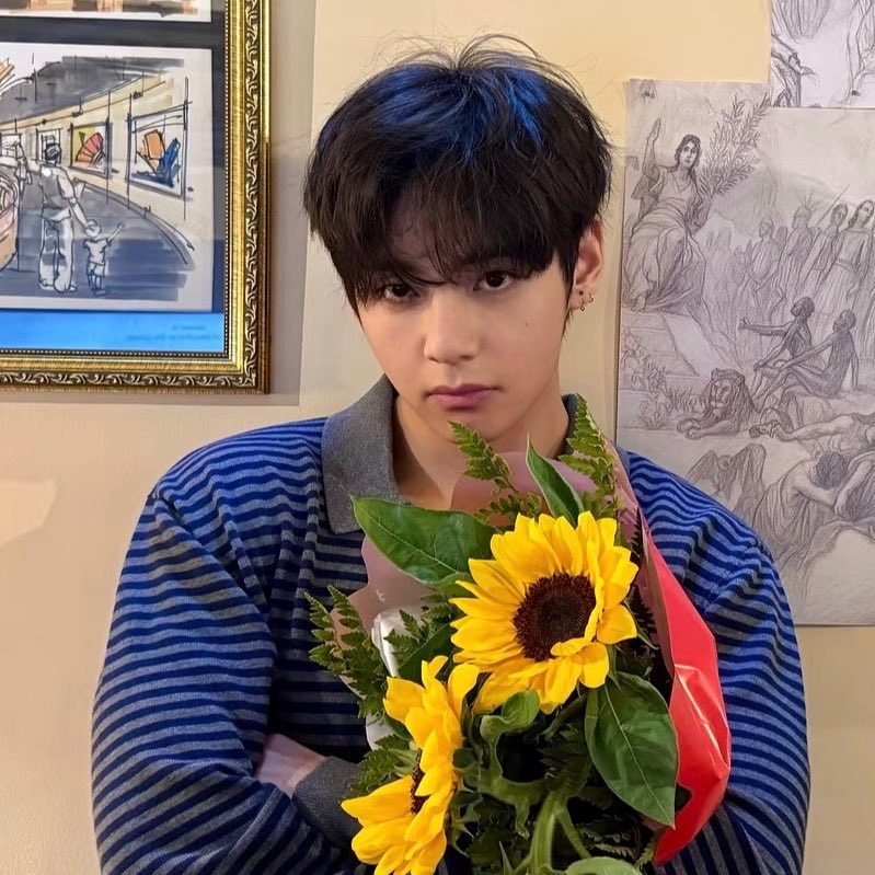 fluffyvante_'s tweet photo. ตอนจะกดชัตเตอร์พี่จองกุกมีแว้บคิดในหัวมั้ยว่าทำไมแฟนผมสวยจังวะ มองผ่านเลนส์ต้องเอ็นดูมากแน่ๆ รูปสวย นายแบบสวย 💛🌻🫶🏻 https://t.co/QACgriupen