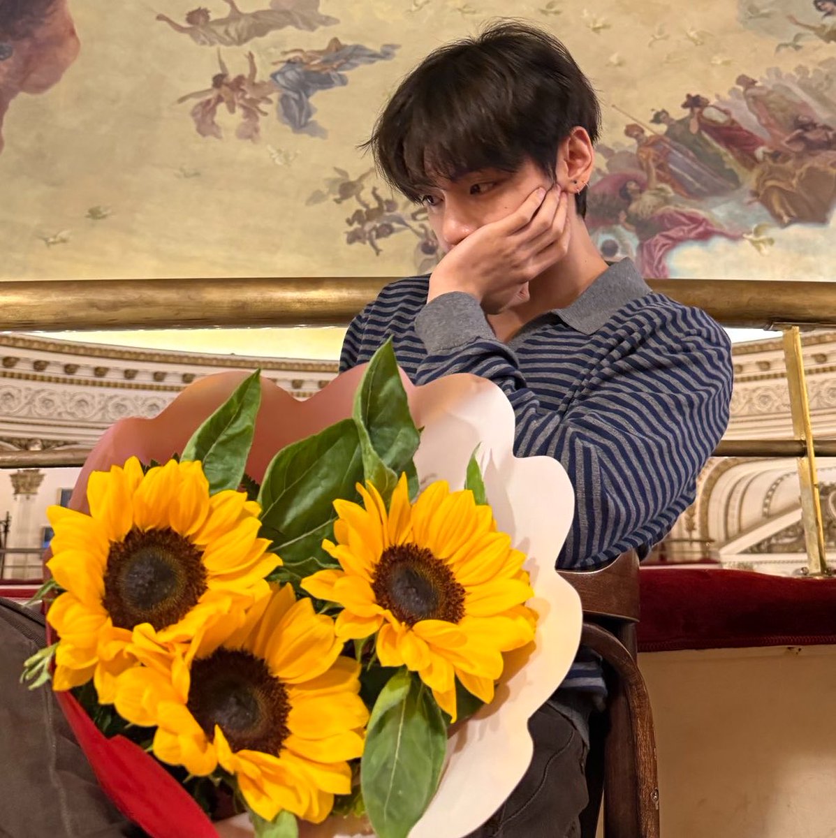 fluffyvante_'s tweet photo. ตอนจะกดชัตเตอร์พี่จองกุกมีแว้บคิดในหัวมั้ยว่าทำไมแฟนผมสวยจังวะ มองผ่านเลนส์ต้องเอ็นดูมากแน่ๆ รูปสวย นายแบบสวย 💛🌻🫶🏻 https://t.co/QACgriupen