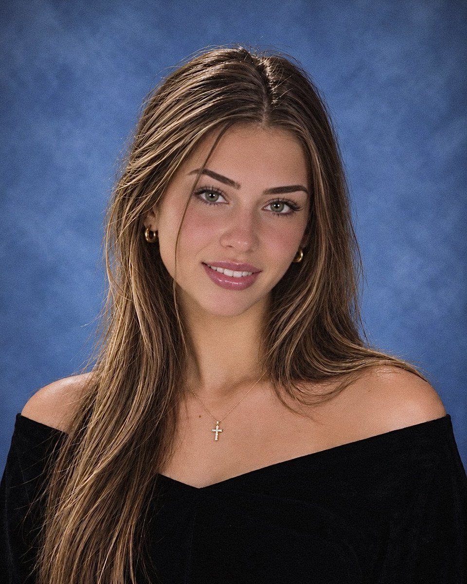 zoeydollface's tweet photo. My senior yearbook photo fucking ATEEEE 😫🤪 https://t.co/PJ4W7I87Zf