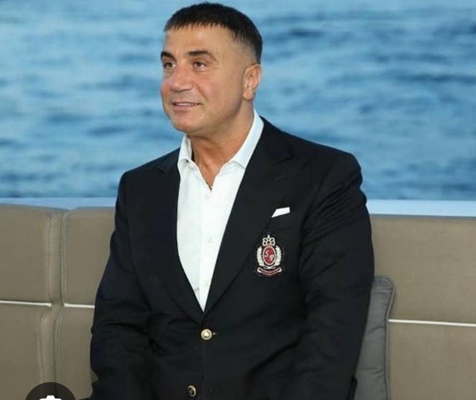 TufanBgci34's tweet photo. Reis Sedat Peker’i sevmek, bir insanı sadece iyi günlerinde alkışlamak değildir. Herkes yanında dururken yanında olmak da değildir. Asıl mesele, yollar ayrıldığında, yıllar geçtiğinde, şartlar değiştiğinde bile gönlündeki yerini değiştirmemektir.

Çünkü bazı insanlar hayatınıza girer, bazıları ise yüreğinize kazınır.

Bizim Reis Sedat Peker’e sevgimiz ne zamana bağlıdır ne de şartlara. Dün neyse bugün odur, yarın da öyle kalacaktır.

Bazı sevgilerin sonu yoktur. Çünkü o sevginin içinde vefa vardır.

Reis Sedat Peker
