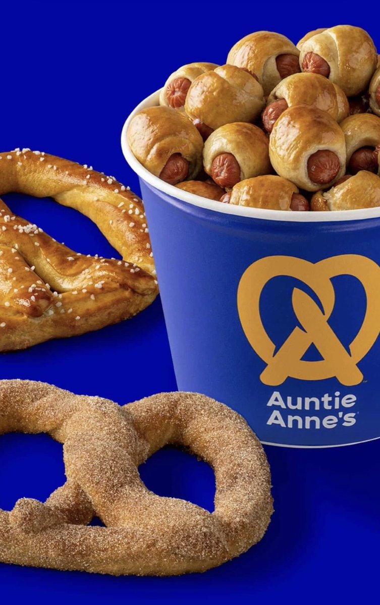 waajikaa's tweet photo. Anong mas mabango, Cinnabon or Auntie Anne's?  💭 https://t.co/JOfTBWNIeH
