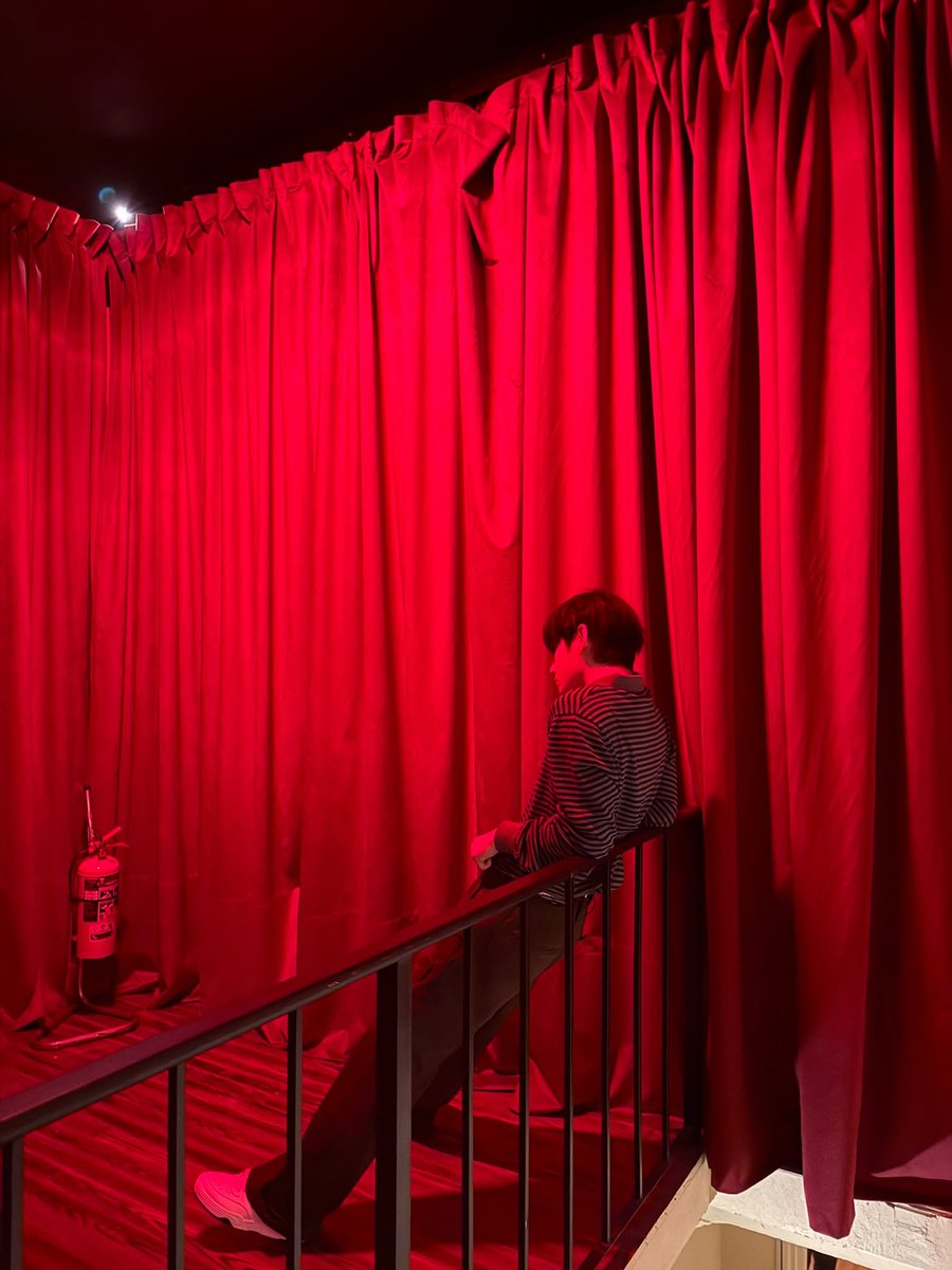 naver_taehyung's tweet photo. Taehyung Weverse

🐯I think manual cameras are difficult.
Are there any ARMYs who use manual settings? That’s so cool…
I think I’ll have to use autofocus.

(https://t.co/SAcZUp27Ym) https://t.co/5xhlsDwX7S