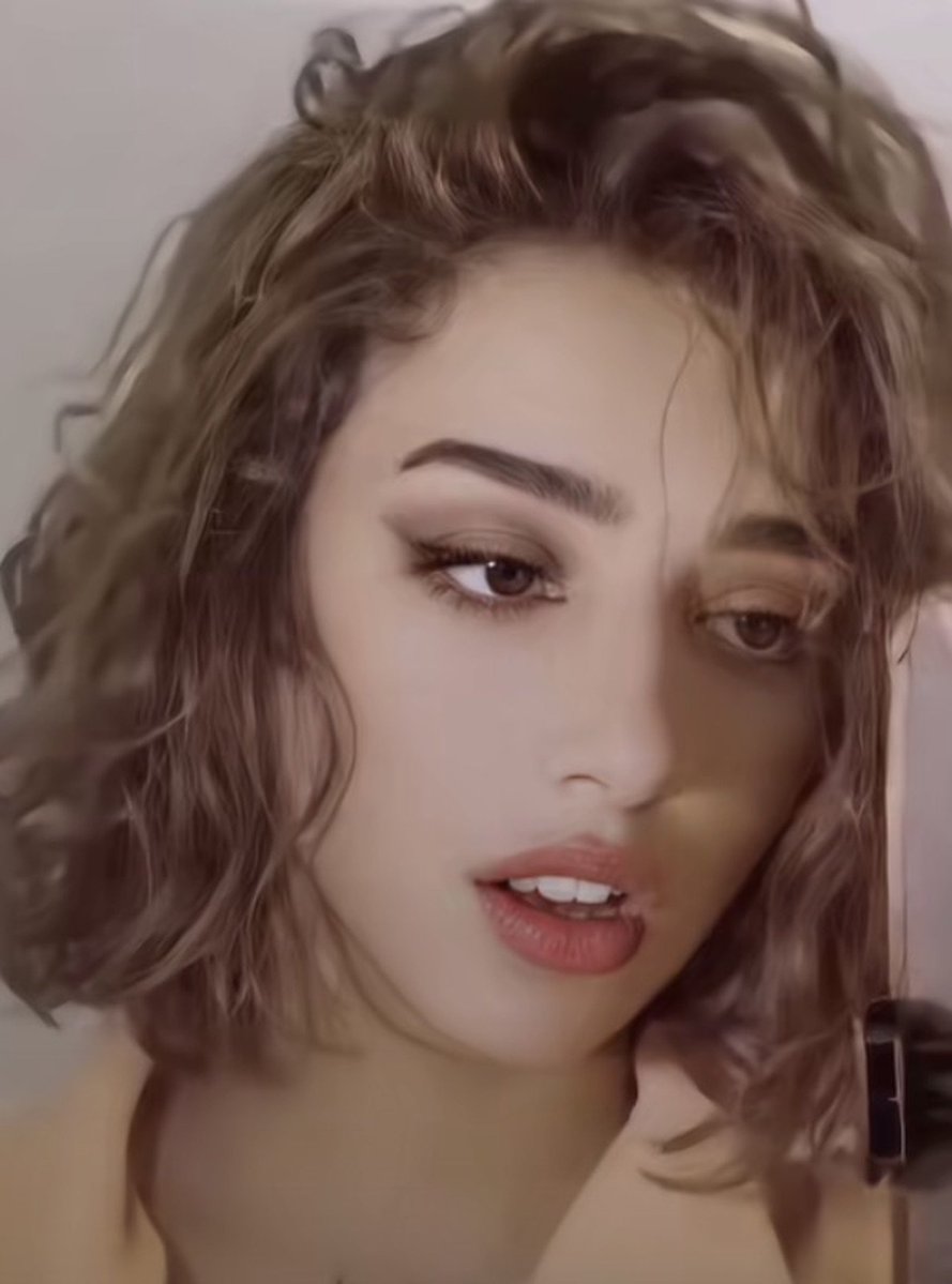 vondutchh__'s tweet photo. En 2021, Hadeel Al-Harthy tenia 19 años cuando fue apuñalada por su hermano porque no llevaba el nicab y por su presencia en TikTok, la madre lo perdono y hasta el día de hoy, sigue libre con total impunidad. https://t.co/LFCS5QXMOs