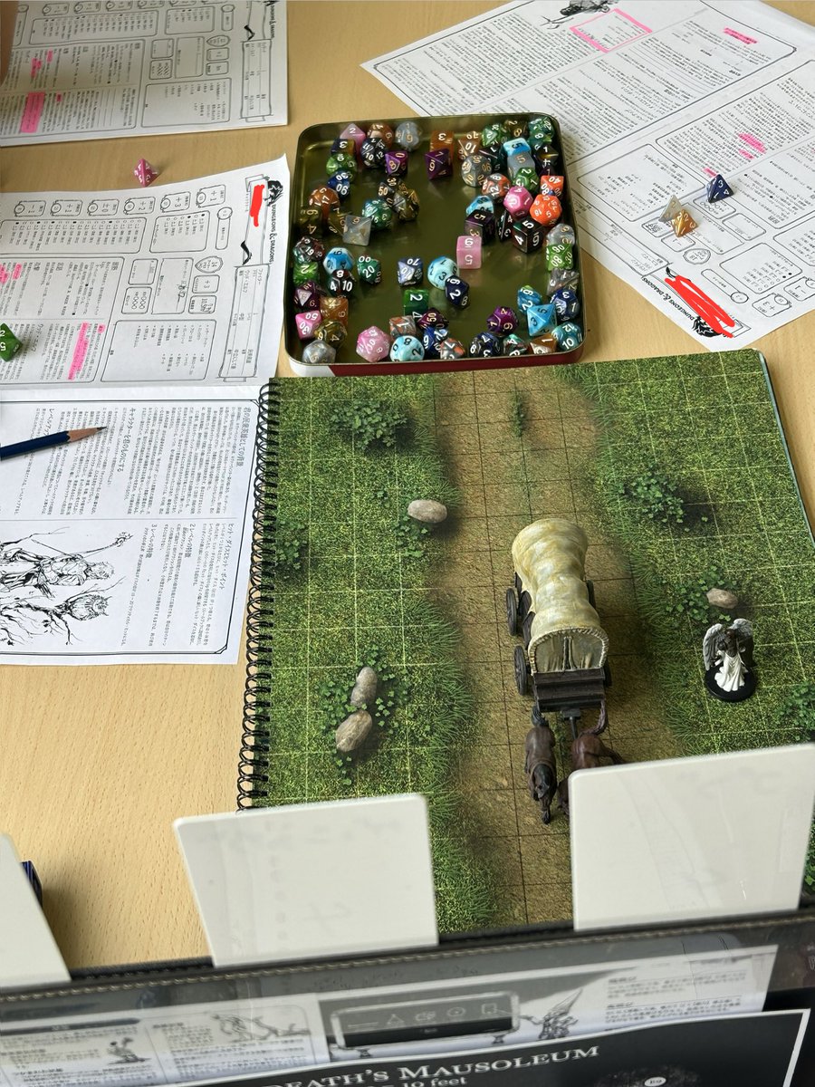 nozganny's tweet photo. 学童D&amp;D
いつも上級生がやってるのを遠目で見ていた1年生がついに「やりたい」と言ったので説明がてらゴブリンに通せんぼされている荷馬車を助けて貰いました
最後はゴブリンを捕まえ依頼者に引き渡して一件落着
「またやりたい」と言ってくれたので竜の島にいってもらうつもりです

#dndj #学童dnd https://t.co/JhxLql5e1D