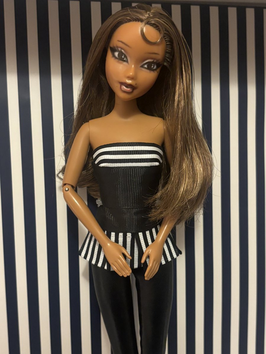 waterkimlip's tweet photo. hey @n4t4nya !! i’m gonna be at your show tonight in london and i’d love to give you this custom myscene doll i made of you !! 🤍🤍 https://t.co/g5wp9rOABS