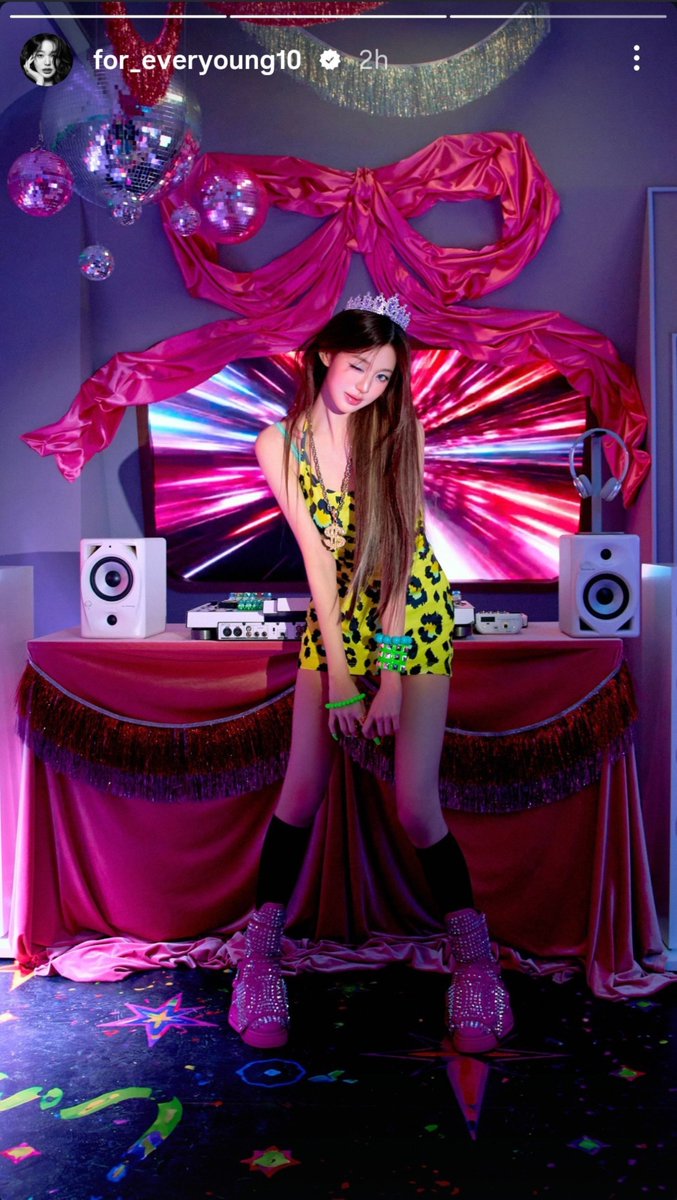 Ive011221's tweet photo. wonyoung posted so much from this concept, u can tell she loves this look🤭 https://t.co/p7IAxM98nk