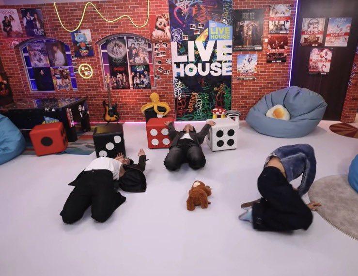 forcodee's tweet photo. This is too funny help me 
BARCODEKIN FIRST LH

#GMMTVLiveHouse https://t.co/8wKYqbrczM
