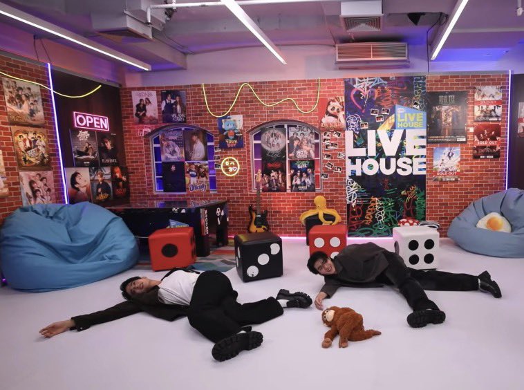 forcodee's tweet photo. This is too funny help me 
BARCODEKIN FIRST LH

#GMMTVLiveHouse https://t.co/8wKYqbrczM