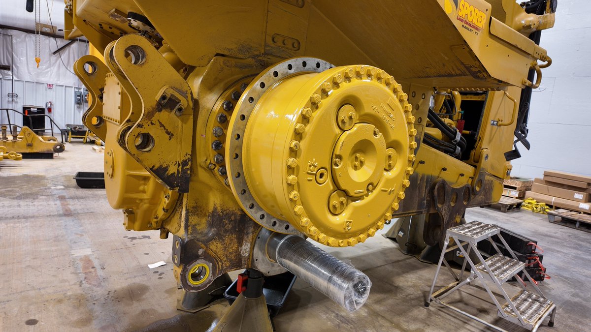 FoleyEngines's tweet photo. Worn out to work-ready. Sporer’s dozer got a second life - thanks to Foley. https://t.co/okneNSUpKF #Construction #Rebuild #Excavation #LandManagement #Dozer https://t.co/mqePEGEjAY