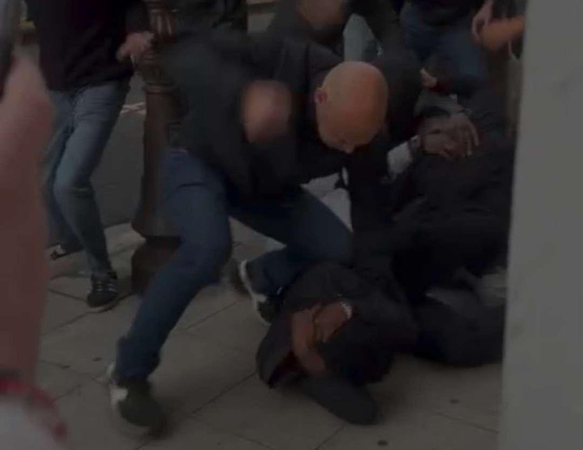 Meyhzz_'s tweet photo. le faf qui a tabassé le jeune de 16ans à Nice était devant le centre de supervision de la police (avec la police) quelques heures avant #24octobre #nice https://t.co/weaRs9ssSc