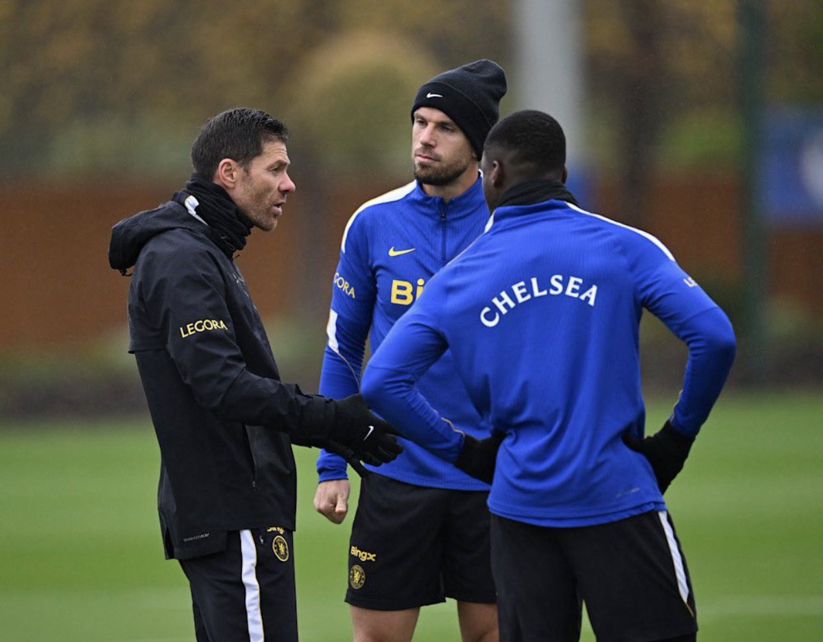 DejiCfc's tweet photo. Gaffer giving instructions to the midfield maestros 🤝🔵 https://t.co/99F9dE8GAT