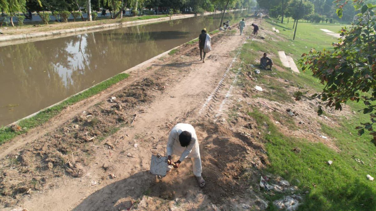 MaryamNSharif's tweet photo. A track along the main canal being constructed in Faisalabad. https://t.co/vYCanG5kU3