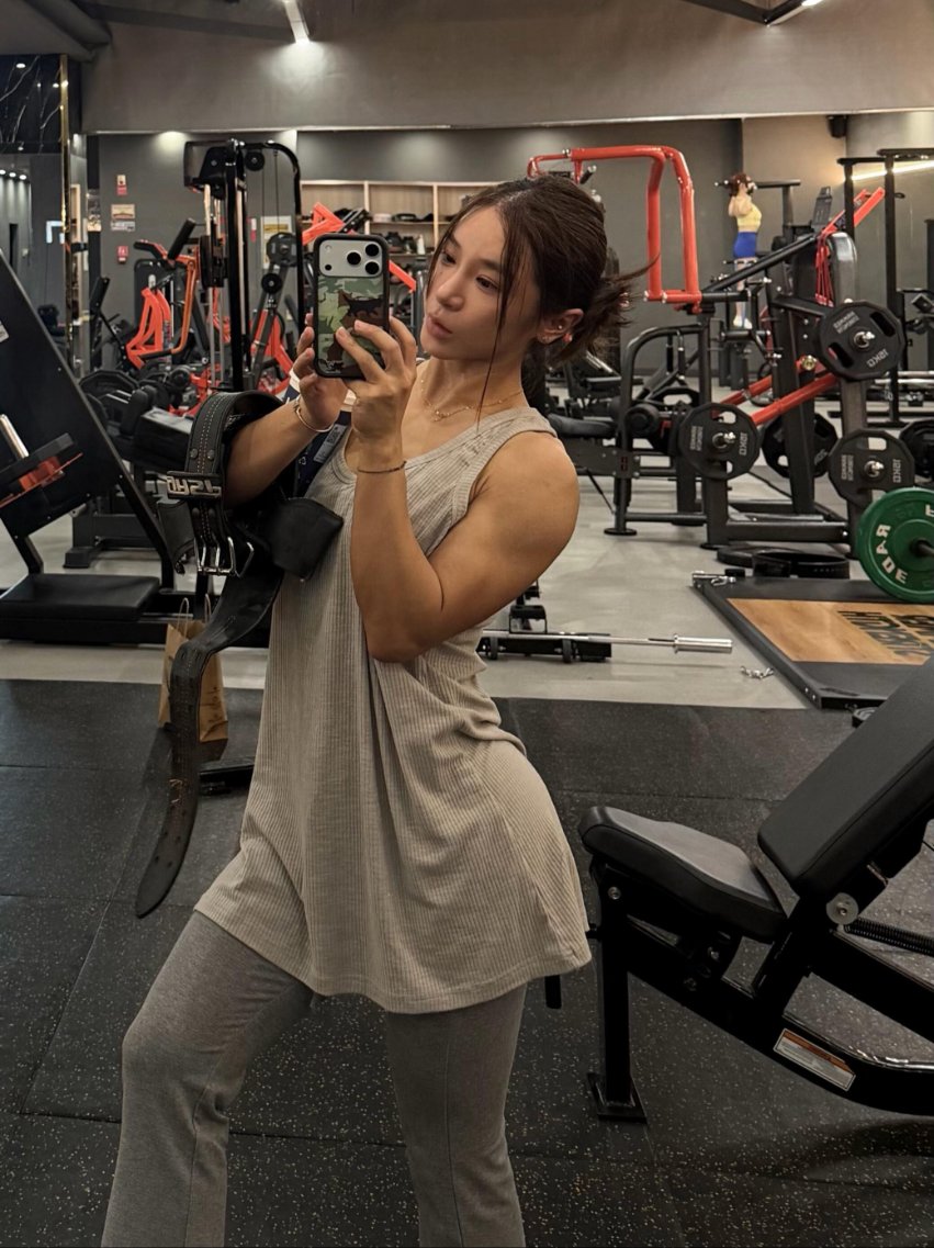 LincolnTerrell2's tweet photo. Training builds the foundation. The frame you chase reveals itself after the grind. Research peptide samples available, third-party COA, custom synthesis.#GymAesthetic #BackDay #PeptideResearch #TrainingJourney https://t.co/WRDJuDuhg3