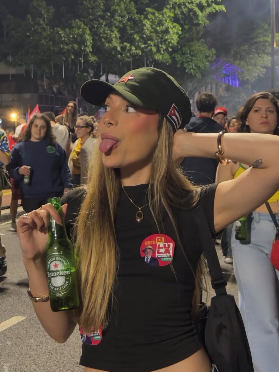 ElNecio_Cuba's tweet photo. 🇧🇷🇨🇺 LOS JÓVENES DE BRASIL se apropian de los símbolos cubanos y los hacen parte de las celebraciones: gorras, boinas, pañuelos rojos, imágenes del Che y de la bandera cubana se vieron por todo Brasil. Cuba es un símbolo de libertad para los jóvenes brasileños.

IMPRESIONANTE 🚩 https://t.co/NHtXQI6zyo