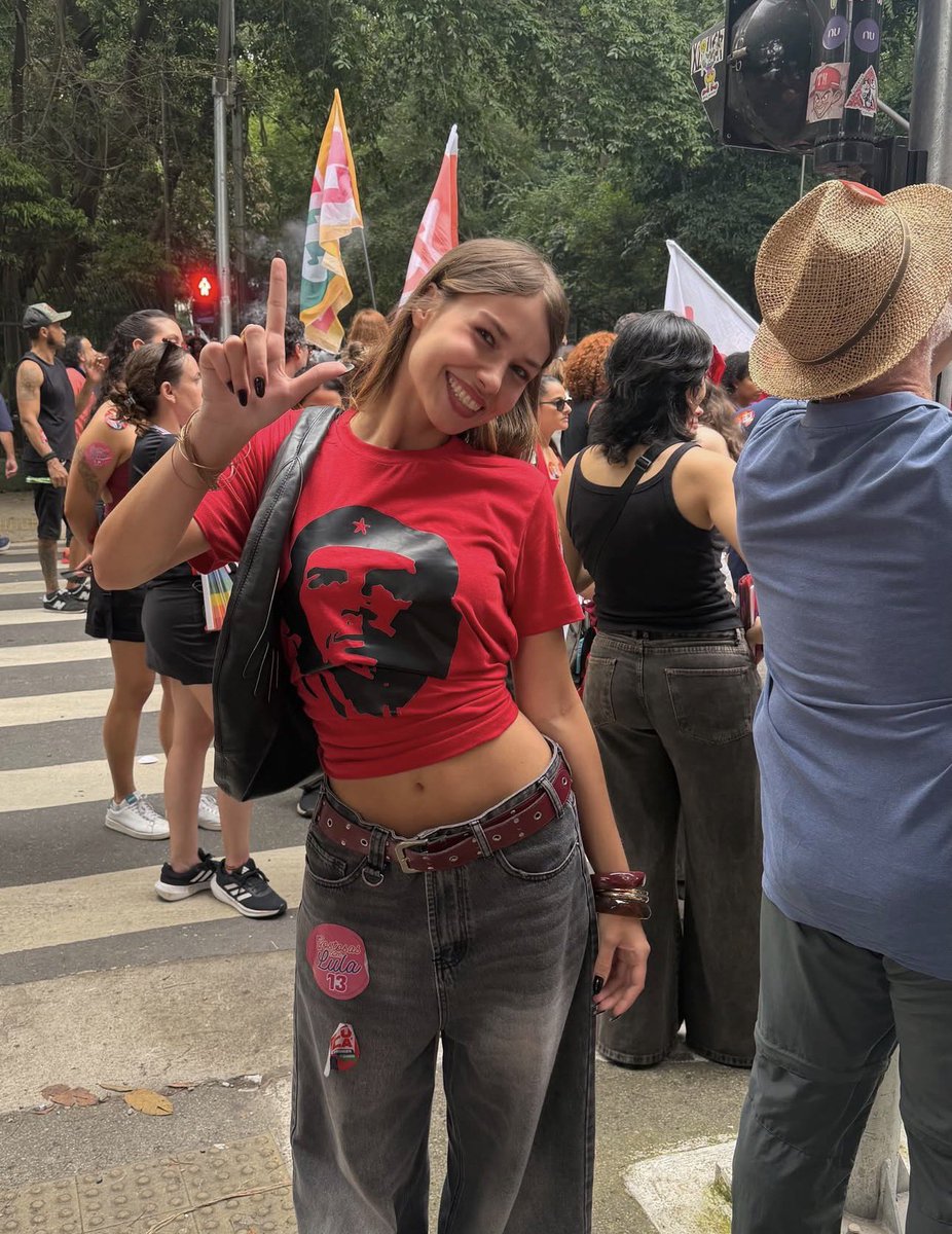 ElNecio_Cuba's tweet photo. 🇧🇷🇨🇺 LOS JÓVENES DE BRASIL se apropian de los símbolos cubanos y los hacen parte de las celebraciones: gorras, boinas, pañuelos rojos, imágenes del Che y de la bandera cubana se vieron por todo Brasil. Cuba es un símbolo de libertad para los jóvenes brasileños.

IMPRESIONANTE 🚩 https://t.co/NHtXQI6zyo