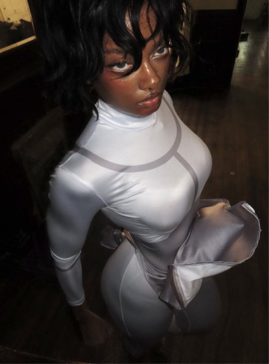 AduratheArtist's tweet photo. The muse                                                The Art https://t.co/EdpeMKpZca