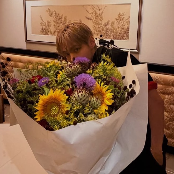 euphorikth's tweet photo. deserves all the flowers in the world https://t.co/W2bAlKxBU5