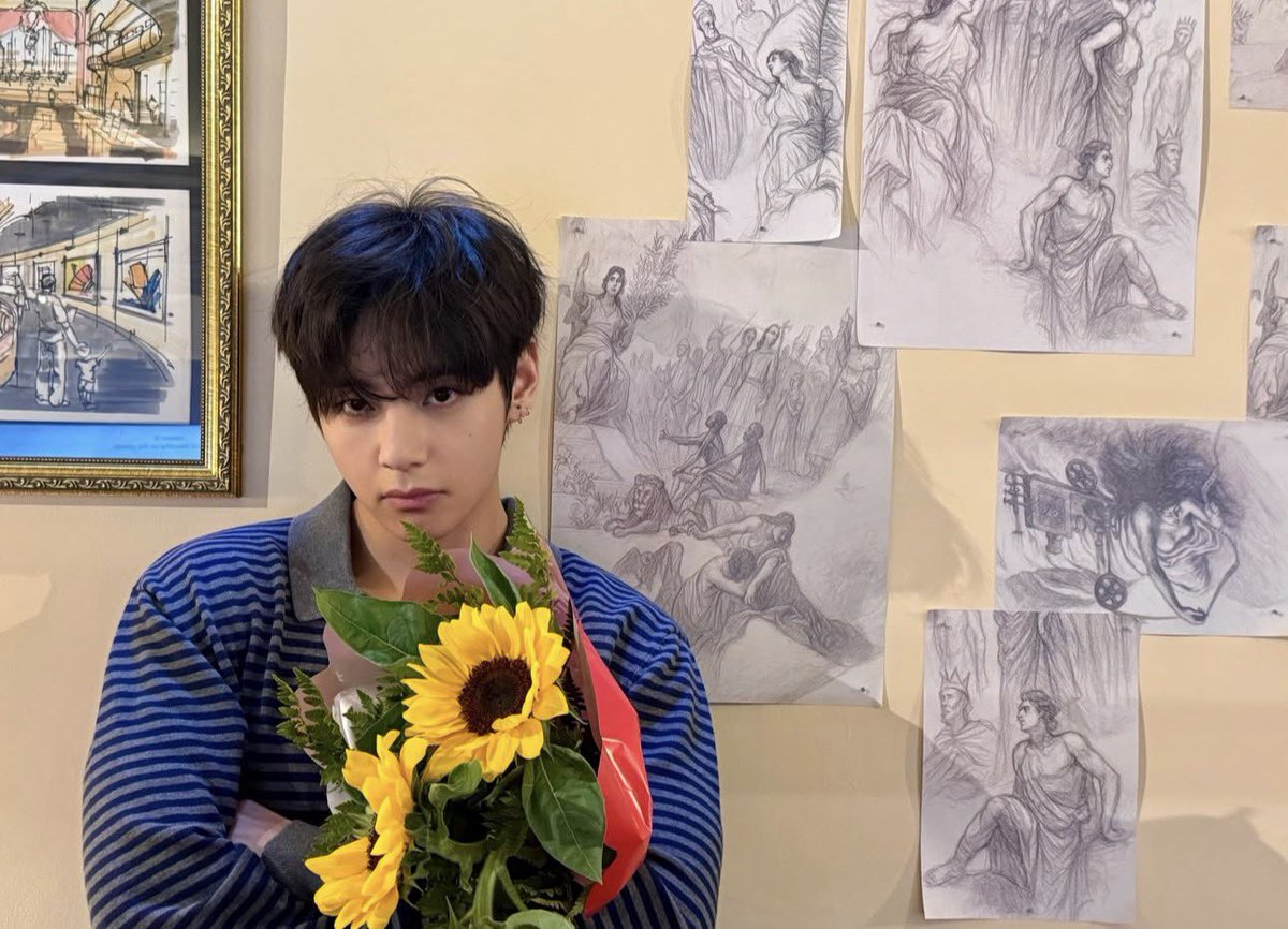 BTSVSpain's tweet photo. @BTS_twt Beautiful Taetae 💜🌻 https://t.co/riQU01Y6fQ