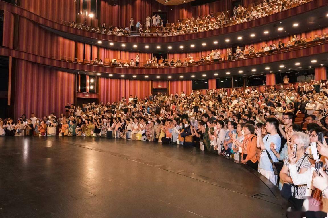 bon197013's tweet photo. [今日の演劇祭で、役者の躍動と台詞の迫力に胸が熱くなった。挥谔（きわごう）の声、裂けるような芝居の表現、绽（ほころび）る笑顔の舞台。全てが心に残る時間だった。] https://t.co/nRQ17zXJdI
