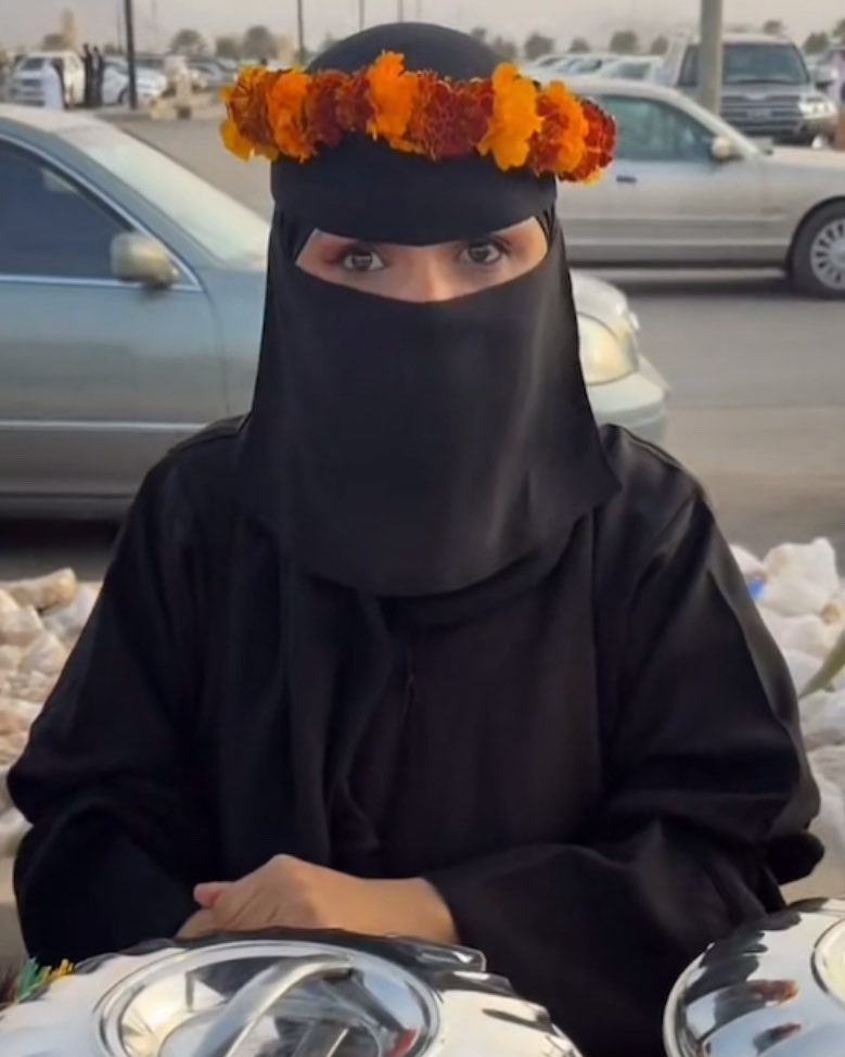 seka4588's tweet photo. مشهور يدعم اسر منتجه مجاني وبدون مقدمه يجي والتصوير شغال انا فالبدايه انصدمت من التصوير 
والمشهور عرفته وهو عرفني زمااان كنا نتواعد وفترقنا https://t.co/bVNmDjnwJO