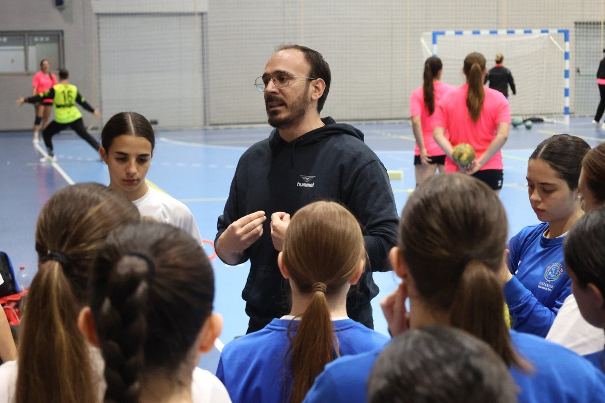 balonmanopetrer's tweet photo. ❤️ ¡HOY JUEGA NUESTRO JUVENIL FEMENINO EN ALICANTE!

⚔️ Fundación Agustinos Alicante 🆚 https://t.co/rdRepTnXsF. Petrer
📅 Hoy, martes 27  octubre
⏰ 19:00 h
📍  Colegio San Agustín 

💪 El equipo dirigido por Imanol Falcó afronta su primer desplazamiento

¡A por todas, chicas! https://t.co/ISOu7wjYAI