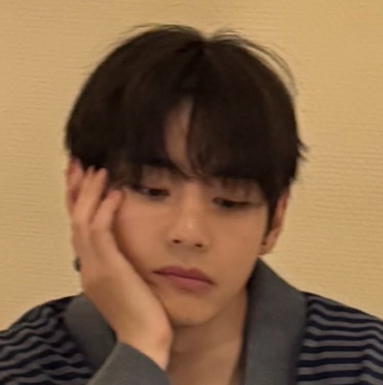 meiqi_kv's tweet photo. taehyung looking like the prettiest doll while sulking and pouting 🥹🥹💞💝 https://t.co/IIfHBPlo86