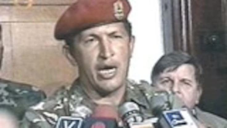codiguillos's tweet photo. Chávez se hizo un criminal desde que el 4 de febrero de 1992 se alzó en armas para darle un golpe de estado al entonces presidente Carlos Andrés Pérez.

Y se hizo un dictador desde que se aprovechó de la buena voluntad de los venezolanos que creyeron en él, con el fin de acaparar todos los poderes públicos, cerrar el congreso, destituir magistrados, ordenar encarcelar a jueces independientes, expropiar empresas, cerrar medios de comunicación como RCTV y más de 120 emisoras de radio que eran críticas y hasta interferir en el organismo que cuenta los votos para así asegurarse de no perder elecciones. 

Denunciar los autoritarismos y los abusos de otros gobiernos no debería nublarte el juicio ni robarte la empatía contra lo que han sufrido millones de venezolanos.

Saludos.