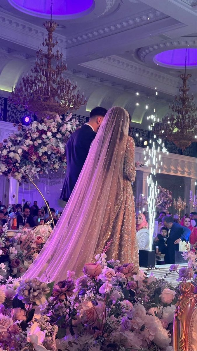 Aaishaa_Soomro's tweet photo. A simple Nikkah or an expensive Wedding, what's your choice? 👀 https://t.co/4S4HLUdyOv