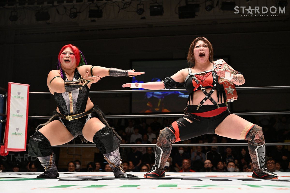 wwr_stardom's tweet photo. ＼📣10.27後楽園大会結果詳細📣／

🔥ワールド王者・鈴季すずのパートナー「Ｘ」は刀羅ナツコ!! 挑戦者S・キッドから直接勝利！

🔥H.A.T.E.が前哨戦を制し、STARSとの全面対抗戦へ気勢！

🔥フューチャー王者・八神蘭奈　時間切れドローで薄氷のＶ11！

▼こちらから
https://t.co/lNV6RMgjyo https://t.co/ql0LhdrT6L