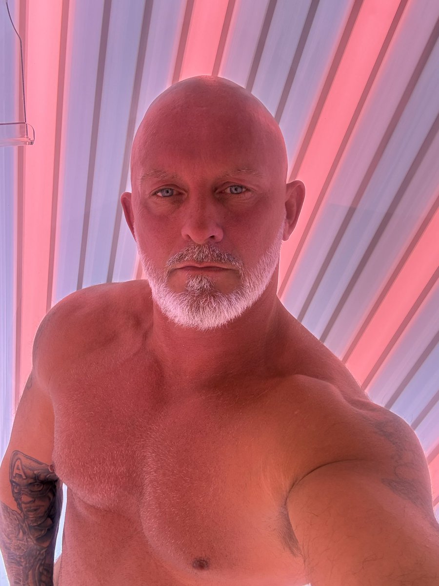 AndrewEvansb9k's tweet photo. Beard done sun bed time https://t.co/kKDGjHOPwH