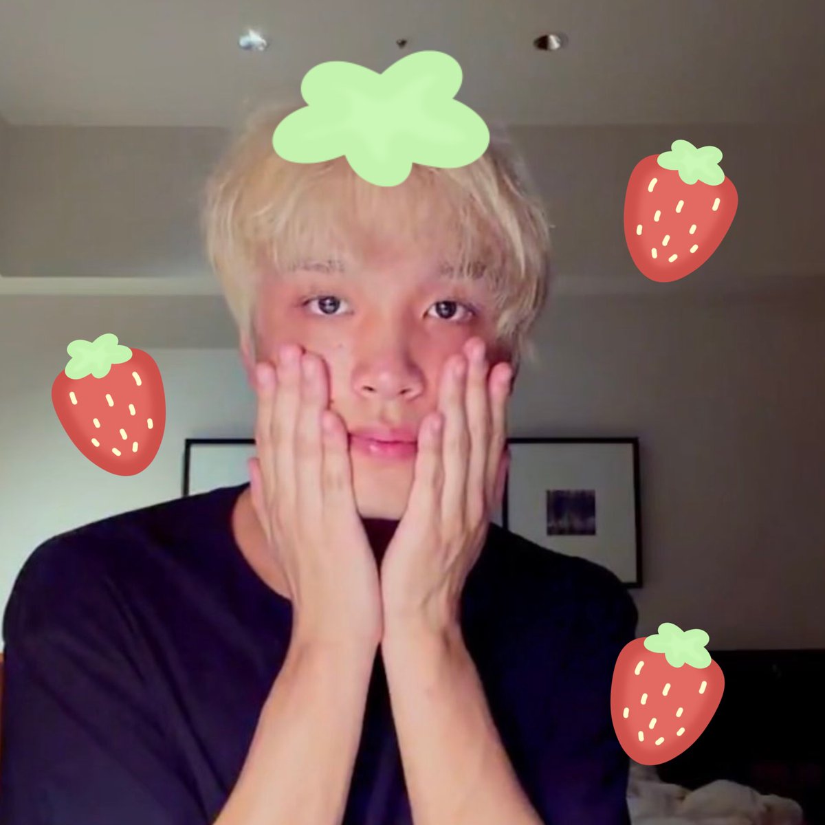 gomcilatte's tweet photo. haechan strawberry 🐻🍓 https://t.co/pPzkOqedT6