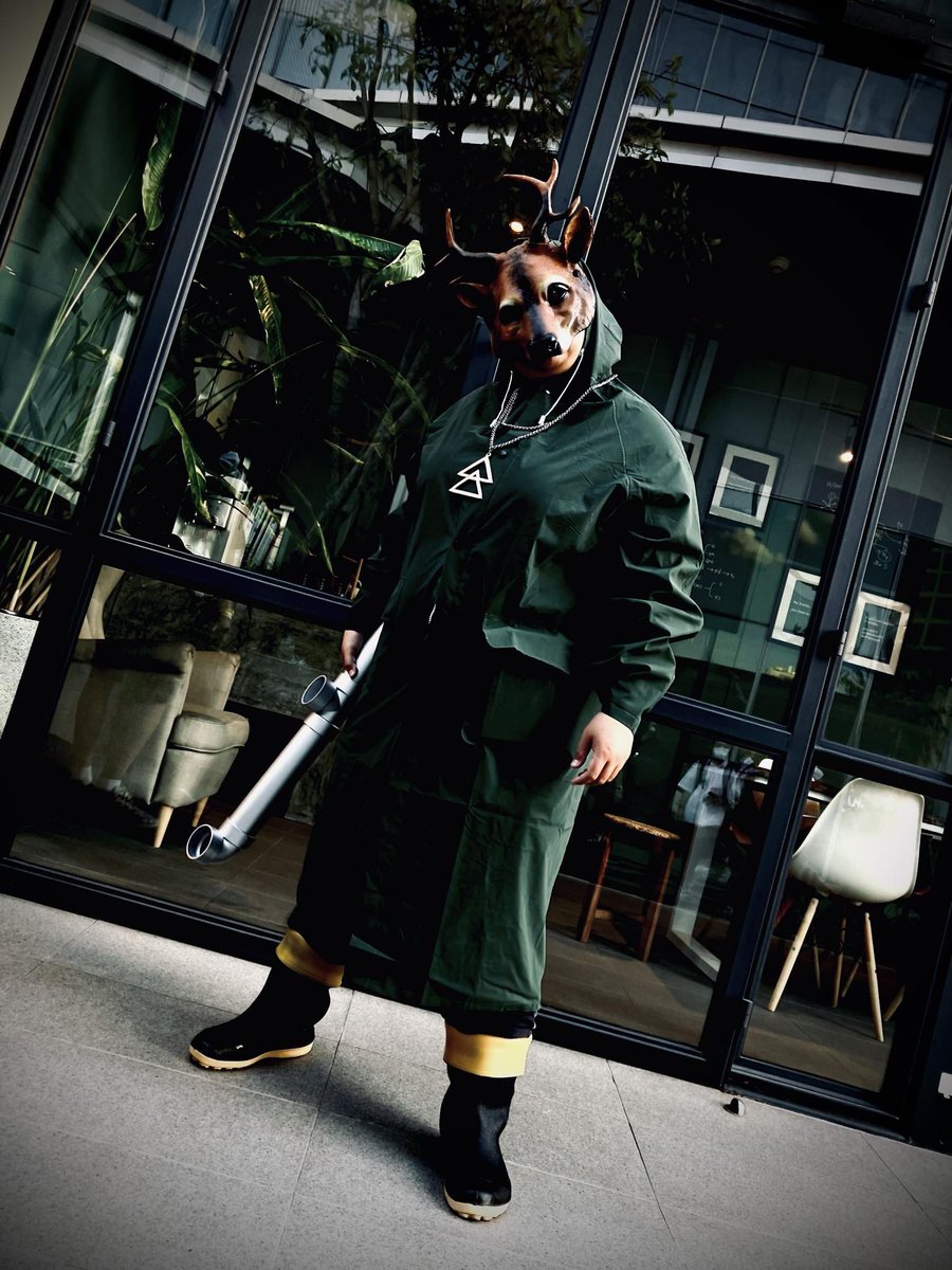 BluFrame's tweet photo. Celebrating the 3rd anniversary of Alan Wake 2 with my very first cosplay of a Remedy character! 🖤🌲 

To all my fellow Cult of the Tree members who love the Book Club, this one’s for you! :DD 🔦📖

#BackToBrightFalls #AlanWake2 https://t.co/HLxDVTW09c