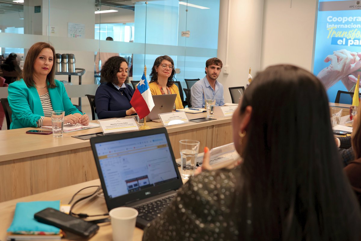 AuciUruguay's tweet photo. La coordinadora de cooperación descentralizada, Lucía Pérez junto al técnico Juan Brun, participó de un intercambio de conocimientos y experiencias con @APCColombia, en el marco del proyecto #MECCS del @pifcss para fortalecer la cooperación descentralizada. https://t.co/MIaYTh9cjt