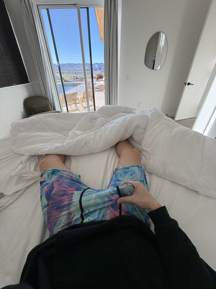 calixafterdarkk's tweet photo. 😴 https://t.co/PfyMnlDBbX