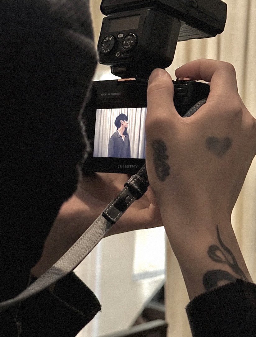 JKobsessedV's tweet photo. you can dream of anything except jungkook giving you this pic https://t.co/yBD4WHVWq3