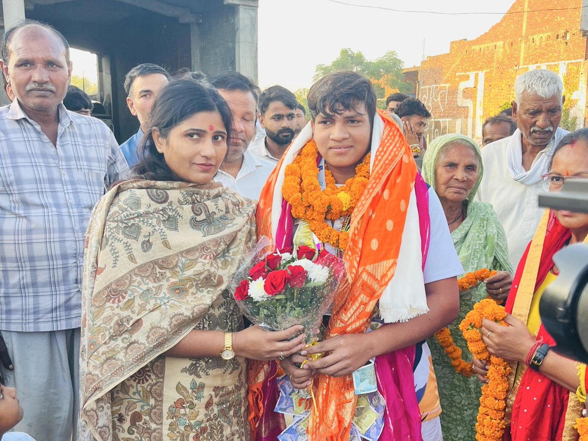 SupriyaPalRLD's tweet photo. चेन्नई में आयोजित जूनियर नेशनल चैंपियनशिप-2026 की जैवलिन थ्रो प्रतियोगिता में मीरापुर विधानसभा के बेहड़ा सादात निवासी प्रतिभाशाली एथलीट विनय बानिया ने 62.17 मीटर भाला फेंककर रजत पदक हासिल किया है।

आज उनके आवास पर पहुंचकर विनय बानिया जी को इस शानदार उपलब्धि के लिए हार्दिक बधाई एवं शुभकामनाएं देते हुए उनका अभिनंदन किया।

मैं ईश्वर से प्रार्थना करती हूँ कि आप इसी प्रकार निरंतर सफलता के नए कीर्तिमान स्थापित करें और राष्ट्रीय एवं अंतरराष्ट्रीय स्तर पर अपनी प्रतिभा का परचम लहराकर मीरापुर, उत्तर प्रदेश और देश का गौरव बढ़ाते रहें।
#JavelinThrow #SupriyaPal #RLD