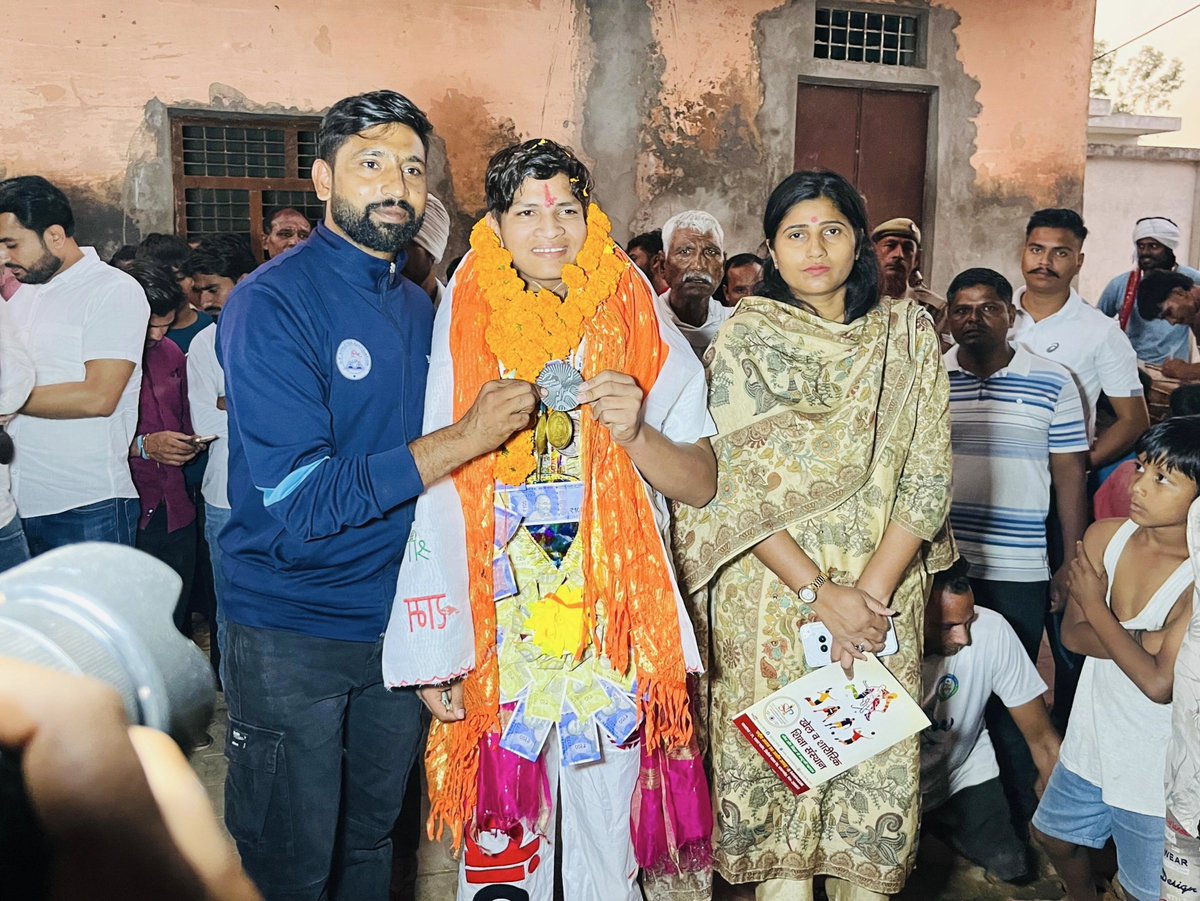 SupriyaPalRLD's tweet photo. चेन्नई में आयोजित जूनियर नेशनल चैंपियनशिप-2026 की जैवलिन थ्रो प्रतियोगिता में मीरापुर विधानसभा के बेहड़ा सादात निवासी प्रतिभाशाली एथलीट विनय बानिया ने 62.17 मीटर भाला फेंककर रजत पदक हासिल किया है।

आज उनके आवास पर पहुंचकर विनय बानिया जी को इस शानदार उपलब्धि के लिए हार्दिक बधाई एवं शुभकामनाएं देते हुए उनका अभिनंदन किया।

मैं ईश्वर से प्रार्थना करती हूँ कि आप इसी प्रकार निरंतर सफलता के नए कीर्तिमान स्थापित करें और राष्ट्रीय एवं अंतरराष्ट्रीय स्तर पर अपनी प्रतिभा का परचम लहराकर मीरापुर, उत्तर प्रदेश और देश का गौरव बढ़ाते रहें।
#JavelinThrow #SupriyaPal #RLD