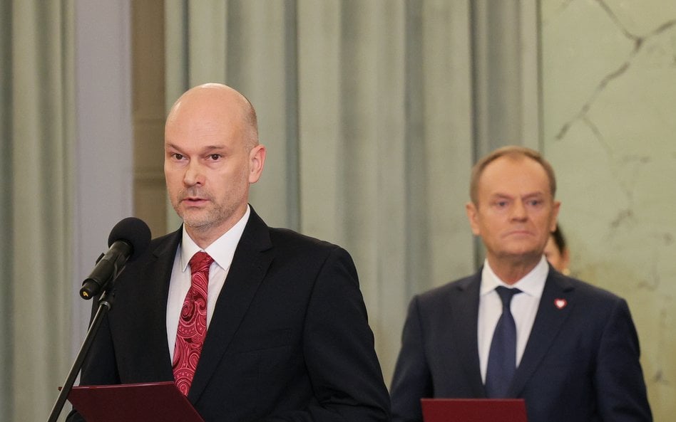 DawidWildstein's tweet photo. KONIEC BERKA???

TE TAŚMY TO OSTATECZNA KOMPROMITACJA TUSKA I BERKA. DOWÓD, JAK ŁAMIĄ PRAWO. I CO? ZA PRZEPROSZENIEM G#WNO. BO WSZYSCY PO TAMTEJ STRONIE WIEDZĄ, W JAKIM KŁAMSTWIE I BANDYTERCE UCZESTNICZĄ.

Krótko, bo co się tu rozpisywać. Taśmy Pełczyńskiej Nałęcz pokazują, że Berek nie ma ŻADNEGO PRAWA ZASIĄŚĆ W TK. ŻE PREZYDENT NIE MA PRAWA GO ZAPRZYSIĘŻYĆ. I ŻE WSZYSCY TO WIEDZĄ.

W normalnej sytuacji byłby to skandal na upadek rządu. Ujawnione kłamstwo, bezprawie etc. Ale też zauważcie kompletną bezczelność tego. Jasne, Berek to wierny cyngiel Tuska, gotowy na wszystko. Ale też Tusk ma wielu takich.   NAPRAWDĘ NIE MÓGŁ ZNALEŹĆ KOGOŚ, KTO SPEŁNIA FORMALNE WARUNKI. MÓGŁ. ALE ON BERKIEM, ZA PRZEPROSZENIEM, K#RWI SWOICH LUDZI, SWOJE MEDIA. POKAZUJE, ŻE MOŻE WSZYSTKO.

Bo tylko p to chodzi. O pokaz siły i dominacji. A także o umoczenie wszystkich dookoła w bandyterkę.
BO TUSK TAK TWORZY WSPÓLNOTĘ KŁAMSTWA.

Ich wspólnota absolutnie świadomego kłamstwa. Bo oni wiedzą, że oszukują odbiorców. W pełni świadomie fałszują rzeczywistość.

Oni wiedzą, że kłamią. Tak samo wie Żurek i Czarzasty.
Wiedzą to też ich medialne cyngle.
Wie Schnepfowa. Grochal. Wie Czyż i cyngle z TVNu, Onetu oraz Gazety Wyborczej.
To jest w pełni świadome infekowanie Polaków kłamstwem.

ALE ONI TEŻ W TYCH KŁAMSTWACH SIĘ GUBIĄ, PLĄCZĄ I Z POWODU SWOJEJ BEZCZELNOŚCI PRZEGRYWAJĄ.
Zresztą skumajcie, że oni zaczęli wypuszczać taśmy na samych siebie do opozycyjnych redakcji, więcej, że wypuszcza je Samuel Pereira... tam u nich naprawdę musi być już panika...

A ja mam tylko jedną do was prośbę.
Jeśli którykolwiek z tej bandy, nieważne, czy polityk, czy cyngiel z Wyborczej, neoTVP czy innego TVNu bądź Onetu zacznie coś mówić o prawie, konstytucji, praworządności, uczciwości, standardach...
POKAŻCIE MU PO PROSTU ŚRODKOWY PALEC. WIEM, OSTRO, ALE NA NIC WIĘCEJ NIE ZASŁUŻYLI.

Dawid
