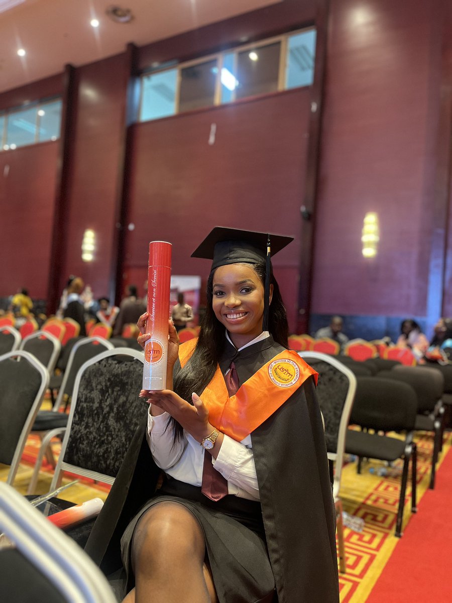 MilayKarina's tweet photo. Girl, I just graduado! 👩‍🎓❤️ https://t.co/wEUIiWm1gO