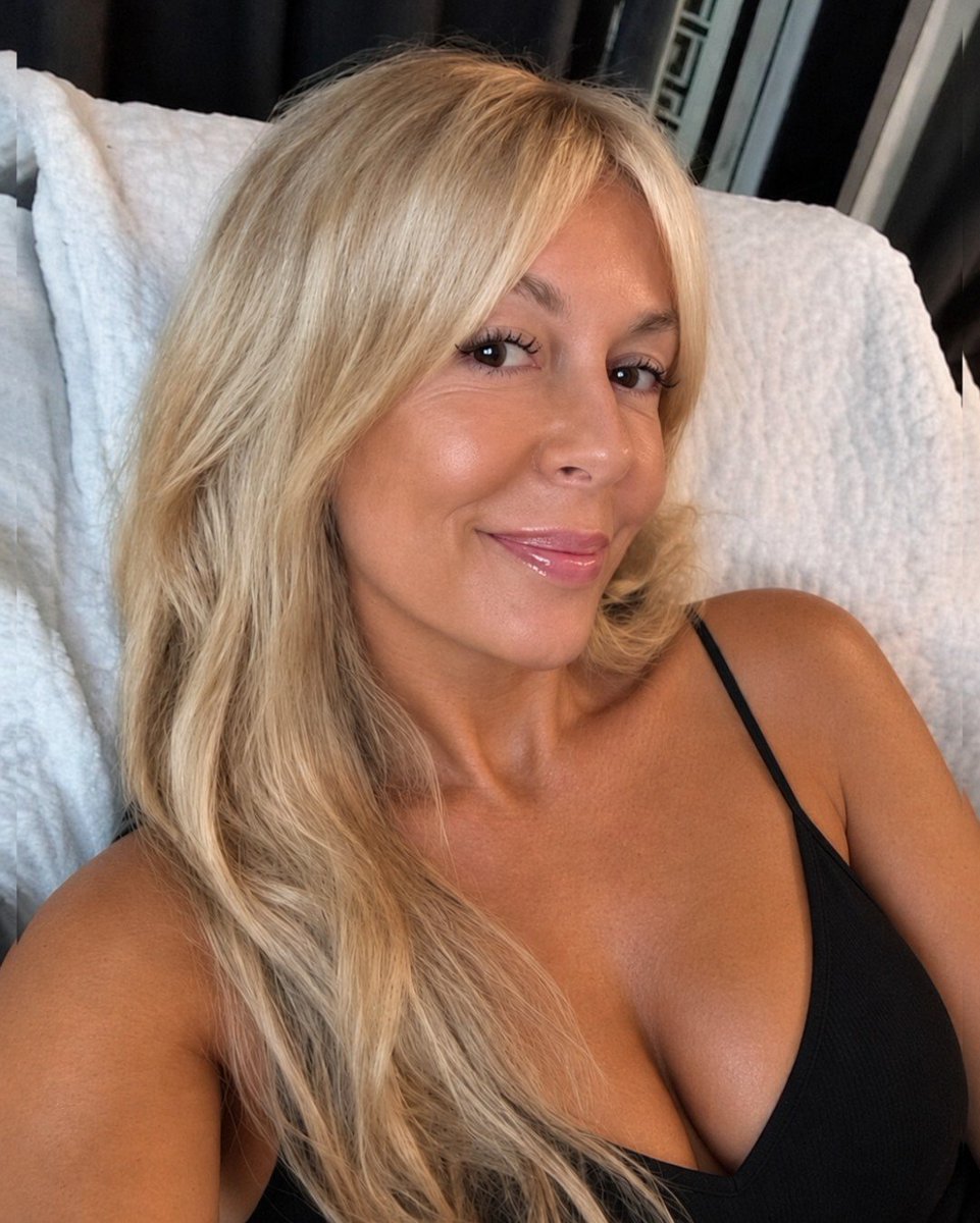 AlixG_2's tweet photo. This is who runs this account. 
White, conservative, Christian,unapologetically so &amp; a Canadian who loves America. To my haters, I don't actually give AF, you don't have a life I'd ever want. 
I'm in my happy place (Florida) sitting in my favorite chair. Happy girl over here 💋 https://t.co/eaOlk68Lq1