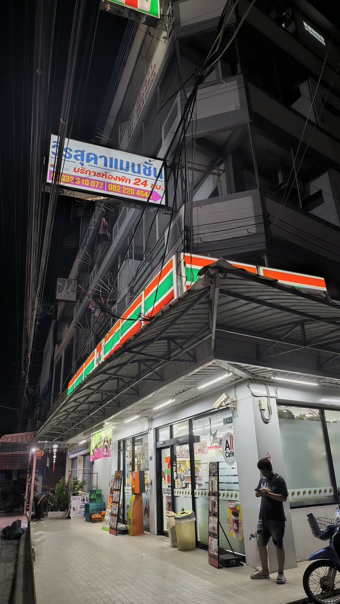 ender_adder's tweet photo. 徒歩圏内では良さげな店は見つからず、結局セブンイレブンでビールとトムヤム麺とグリーンカレーを仕入れて部屋で反省会。3試合で勝ち点4は7位、次がとても大事。 #柏サポラーチャブリー遠征 https://t.co/lC6r4tuJSc